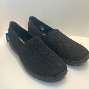 Skechers relaxed fit sneakers shoes memory foam women’s 8 new